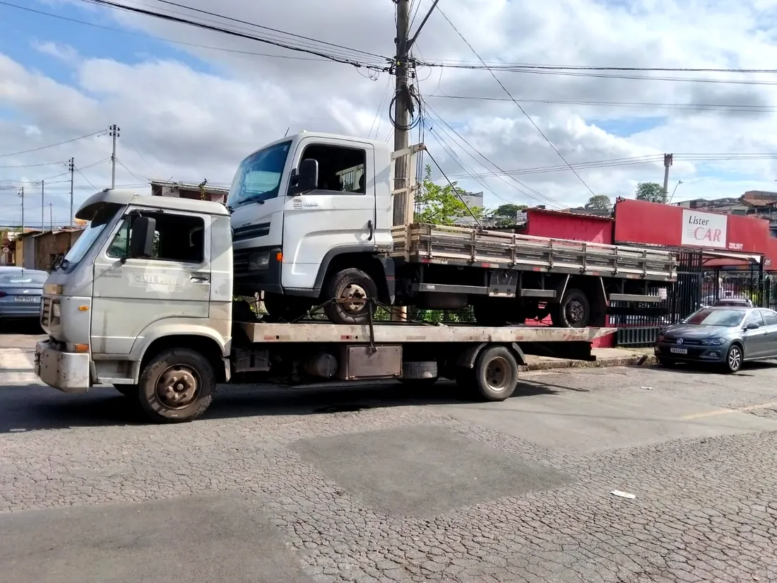 Caminhão de carroceria transportado na prancha