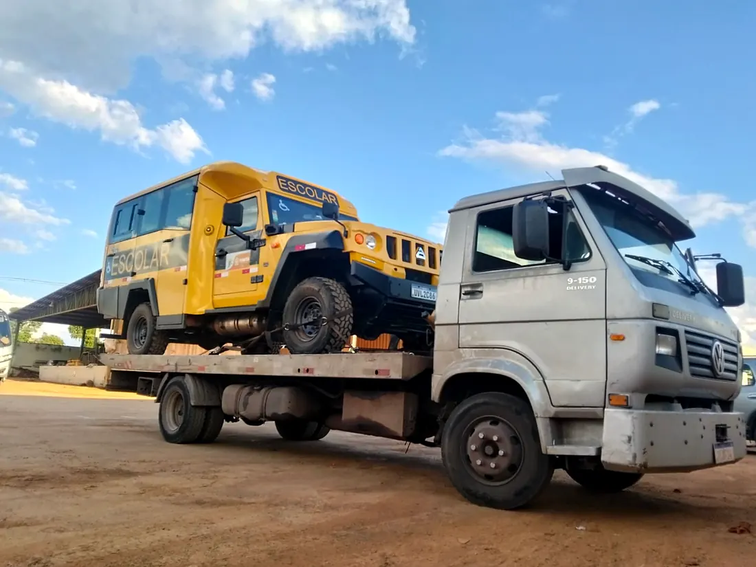 Ônibus escolar transportado na prancha