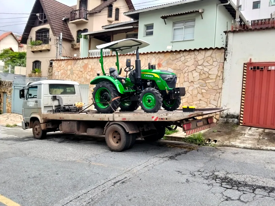 Trator transportado na prancha